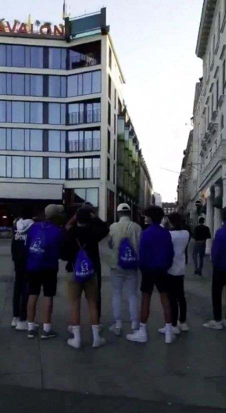 Двойка прави секс в стъклен басейн пред очите на десетки туристи ВИДЕО 18+