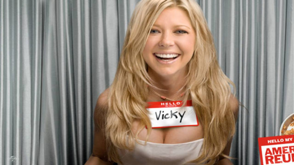 Лъсна шкембето на русо изкушение от „Американски пай”, гърдите й са до пъпа