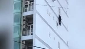 Мъж два пъти падна смъртоносно от високо за минута и оцеля ВИДЕО