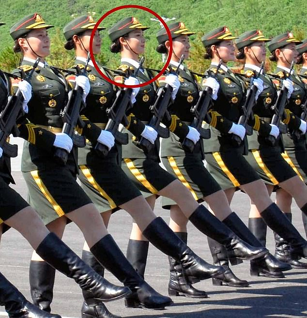 Тя е бивша моделка на бельо и най-сексапилният китайски войник ВИДЕО