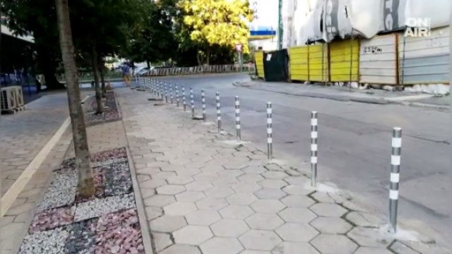 Неволята учи: Столичани си купиха и поставиха антипаркинг колчета