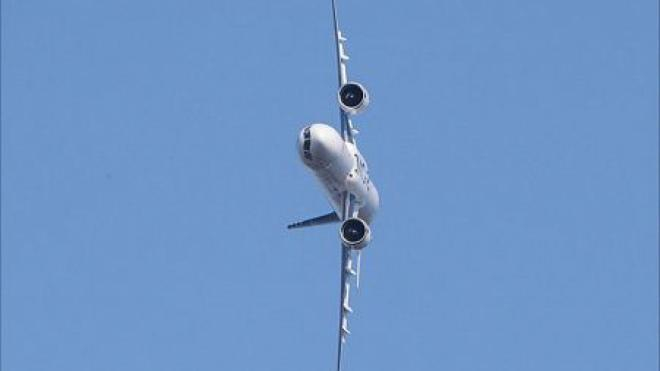 Зрелище: Самолетът МС-21 изпълни “полуварел” СНИМКИ