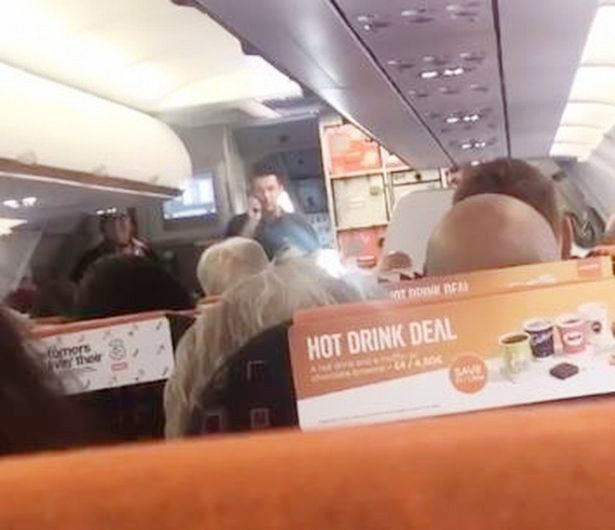 Шок! Баща влезе в пилотската кабина и подкара самолет, защото не му се чакало.... ВИДЕО
