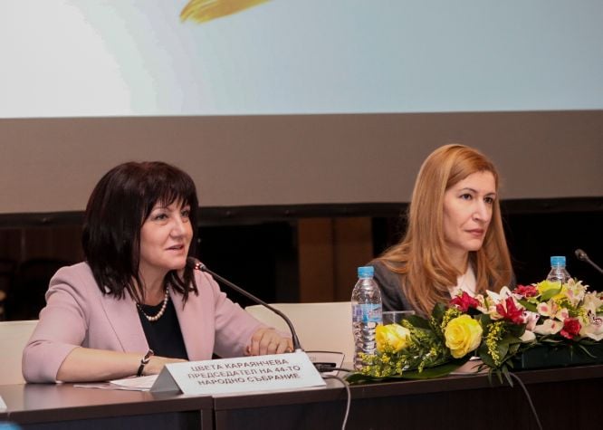Караянчева и Ангелкова събраха очите на всички с това, което направиха в Кърджали ВИДЕО