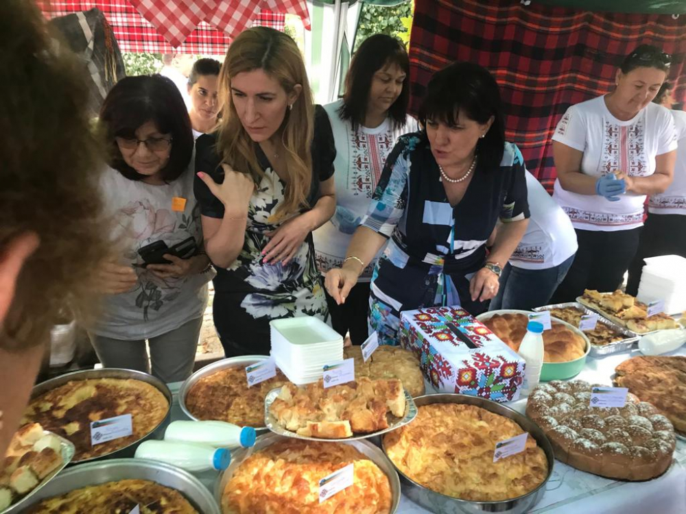 Сензационни СНИМКИ на Караянчева и Ангелкова, хванали се за...