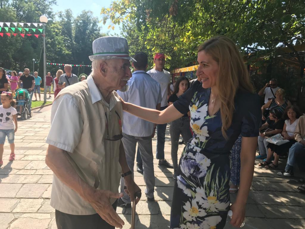 Сензационни СНИМКИ на Караянчева и Ангелкова, хванали се за...