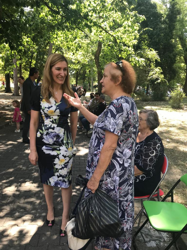 Сензационни СНИМКИ на Караянчева и Ангелкова, хванали се за...
