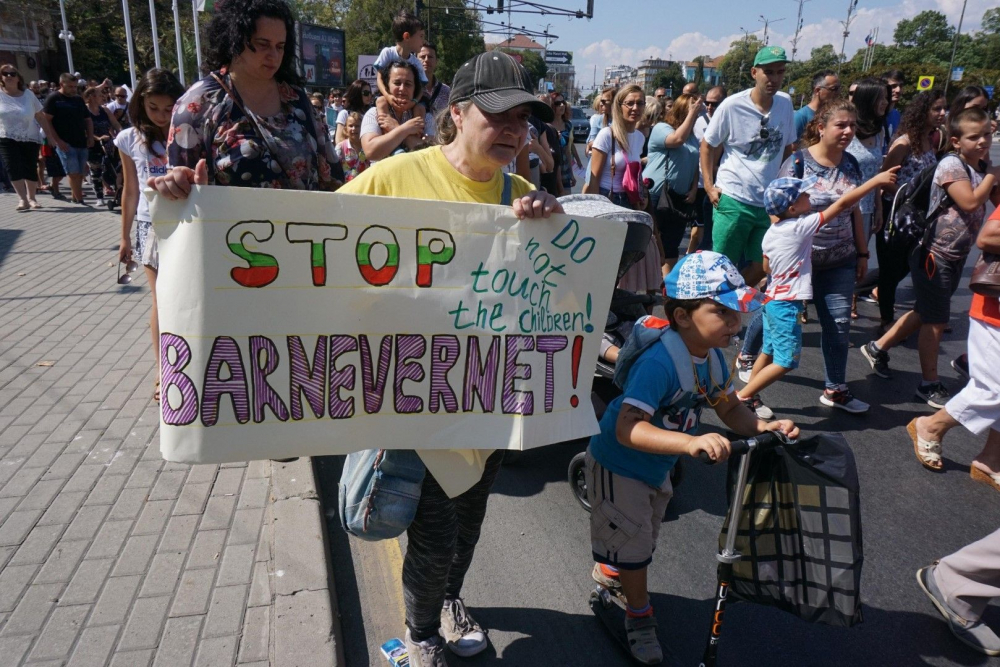 Масови протести срещу Стратегията за детето в София и страната ВИДЕО