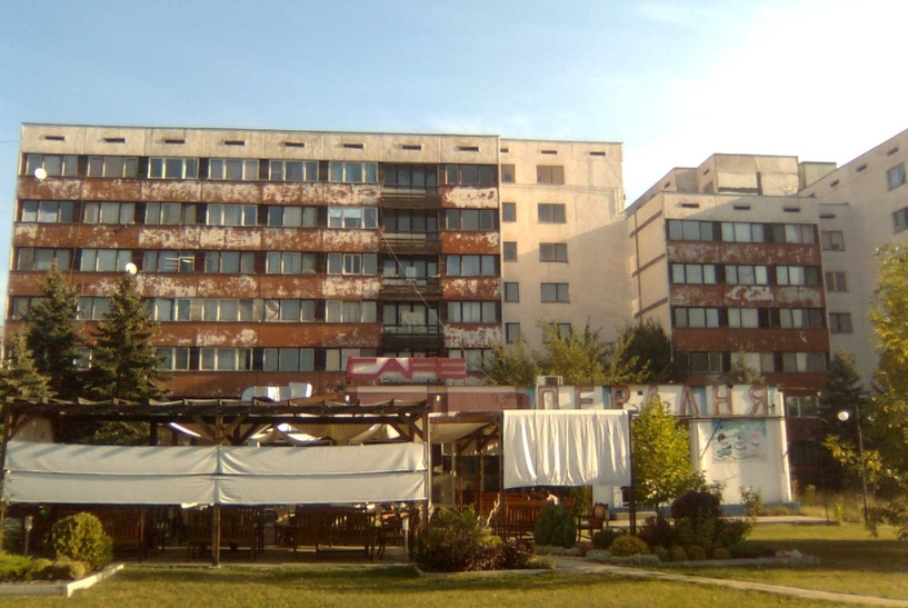 Стотици студенти висят на опашка за квартири - 600 на улицата за година 