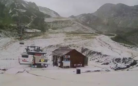 Чудо на природата: Сняг заваля над черноморски курорт ВИДЕО
