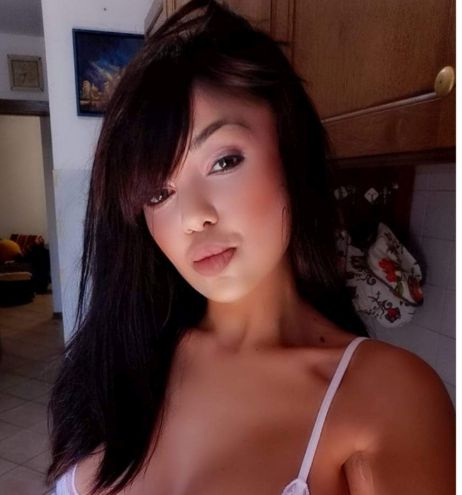 Фолкаджийка лъсна на скандална СНИМКА 18+