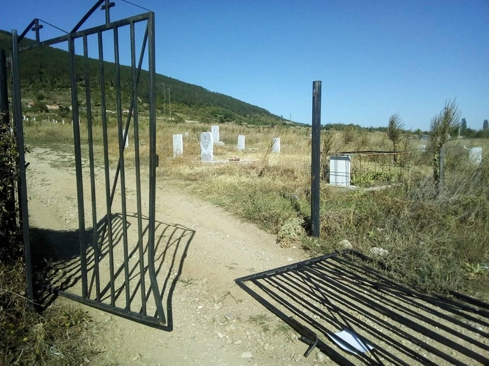 Пак безчинство: Изроди вилняха на гробището в Твърдица СНИМКИ