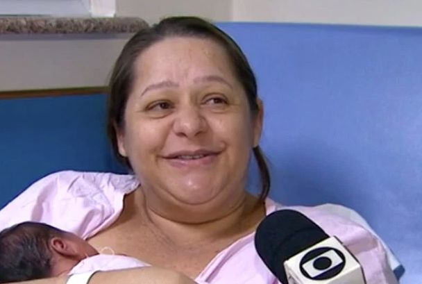 Жена роди близнаци на хомосексуалния си син, защото... СНИМКИ