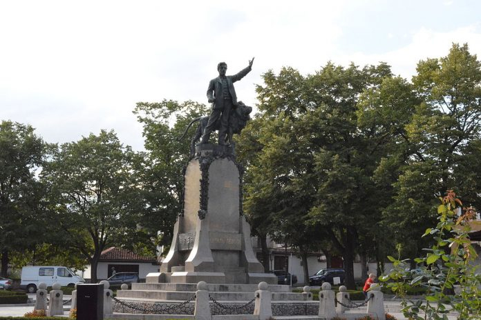 Възрастен шофьор направи голяма беля край паметника на Апостола в Карлово СНИМКА