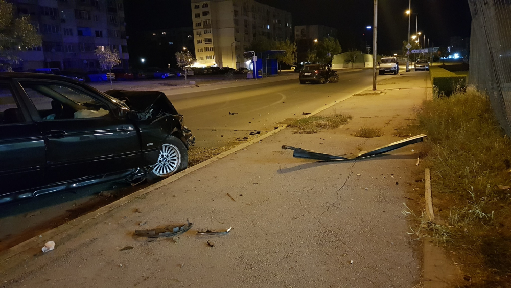 Кошмарни СНИМКИ на БМВ, размазало се в столичен квартал тази нощ