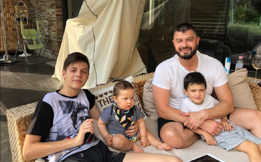 Вижте в какъв вид тръгнаха децата на Бареков на забавачка! СНИМКИ