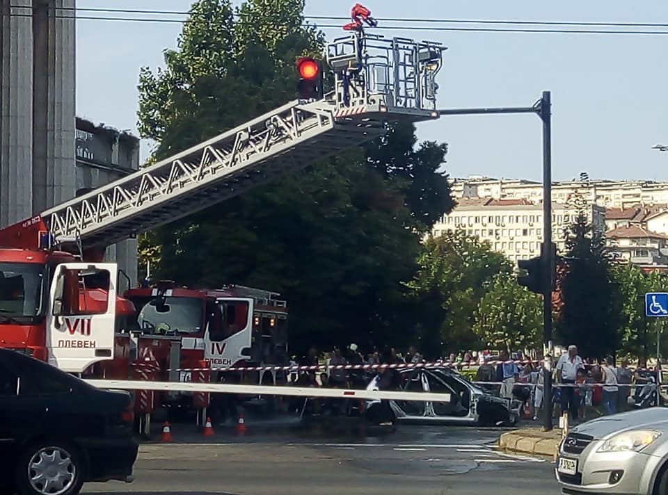 Невероятен сеир в центъра на Плевен с боен самолет и „сговорна дружина“ СНИМКИ