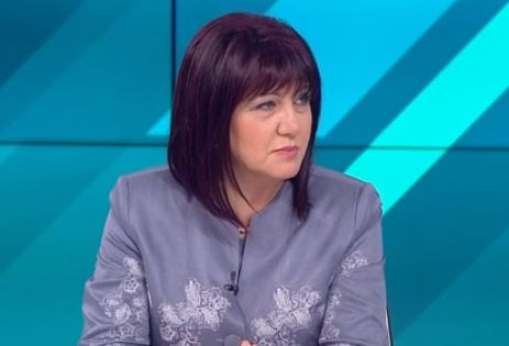 Караянчева попари Манолова: Тя няма престава какво се случва в столицата