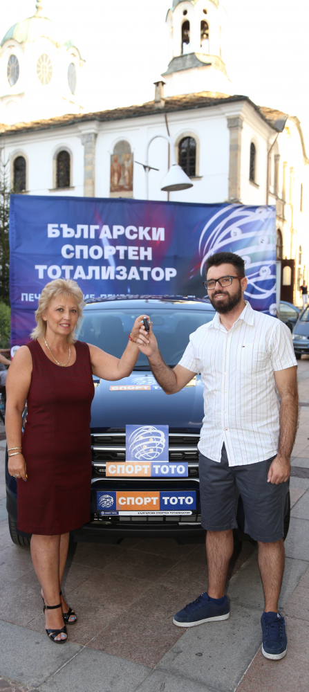 Спорт Тото зарадва двама късметлии с невероятни нови автомобили