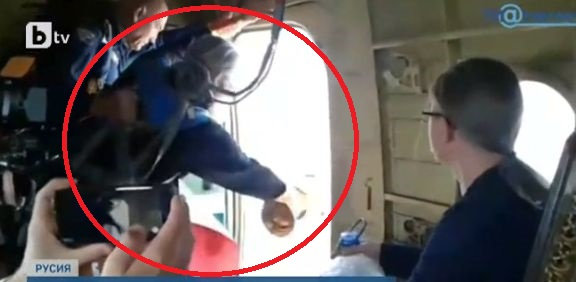 Свещеник се качи на самолет и направи нещо невиждано ВИДЕО