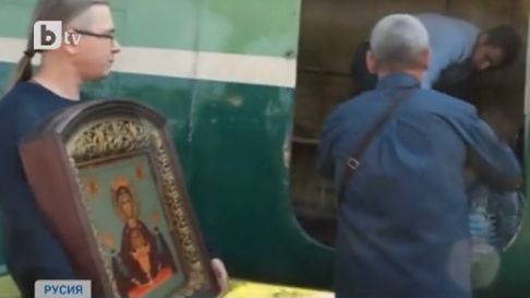 Свещеник се качи на самолет и направи нещо невиждано ВИДЕО