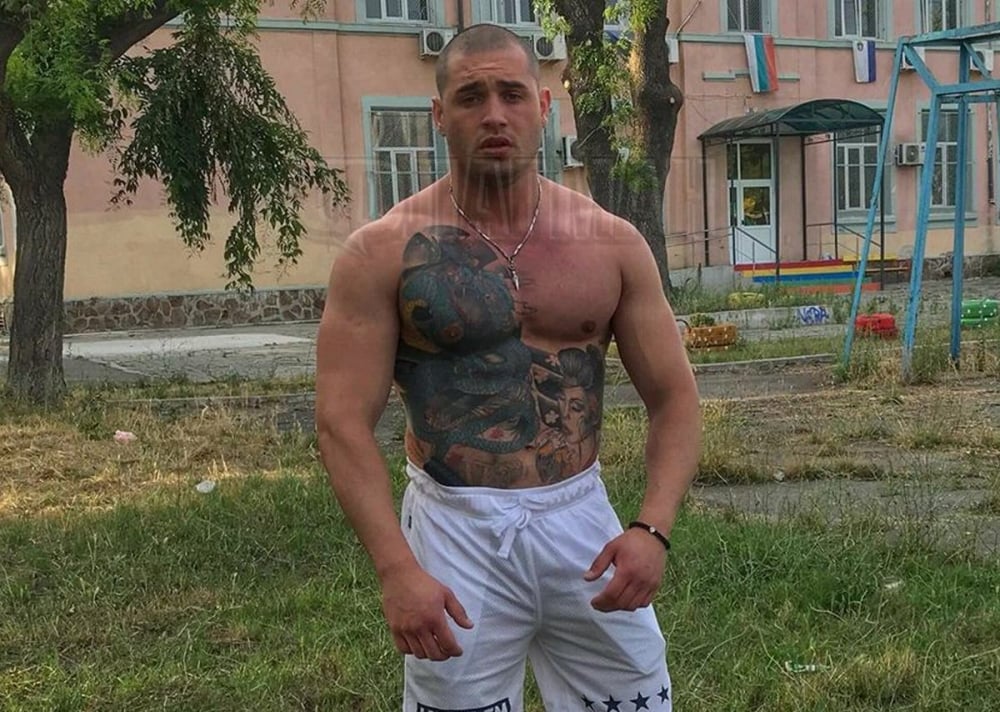 Татуирана бургаска батка строши кости на...