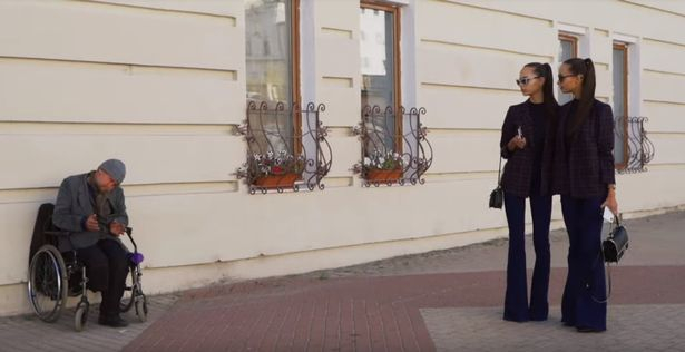 Прелестни близначки нахраниха бездомник, но си изпатиха жестоко ВИДЕО