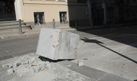 Шофьор не успя да вземе завоя и направи голяма беля в центъра на София СНИМКИ