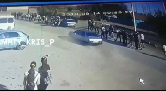 Шок! 20-годишен избяга, след като се вряза в тълпа деца ВИДЕО