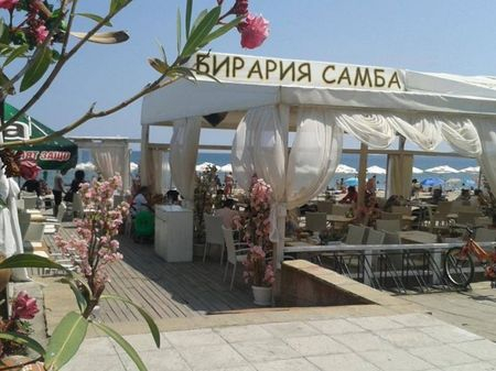Грозни сцени в плажна кръчма в Бургас, невинна клиентка го отнесе заради... 