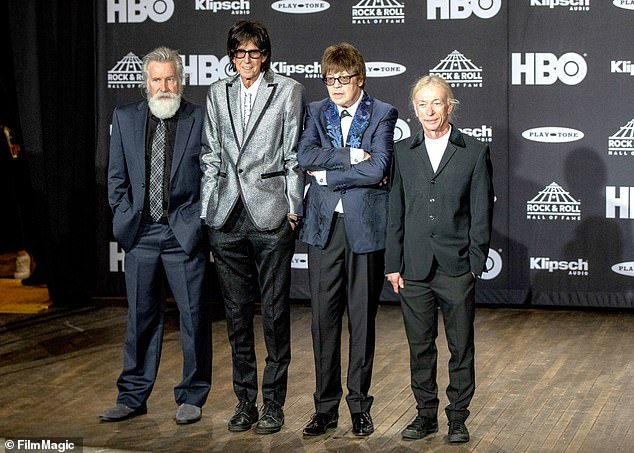 Почина вокалът на известната ню уейв група The Cars ВИДЕО