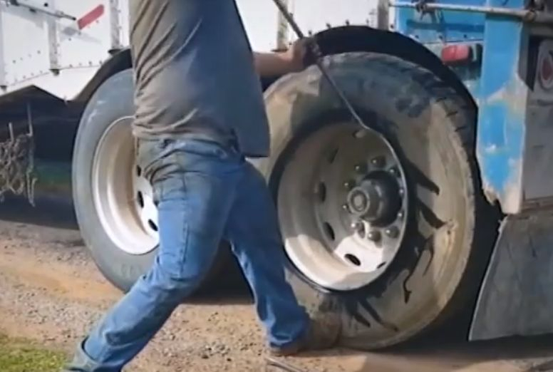  Еврика! Как да караме автомобил със спукана гума? ВИДЕО