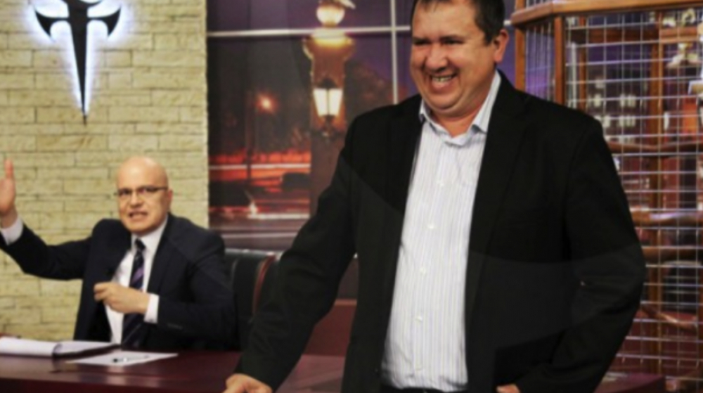 Човек от екипа на "Шоуто на Слави" омете студиото 