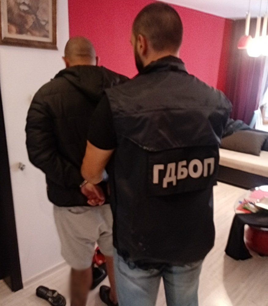 Зрелищни СНИМКИ: Тлъсти пачки и лимузини на циганите сводници, сгащени от ГДБОП