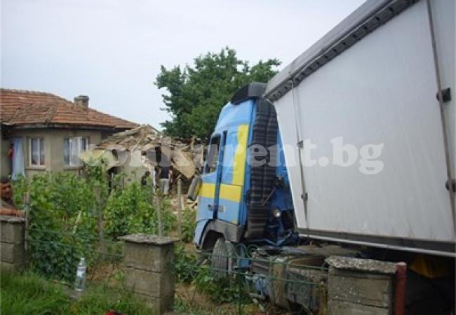 Няма край: Камион пак се вряза в сграда във Врачанско