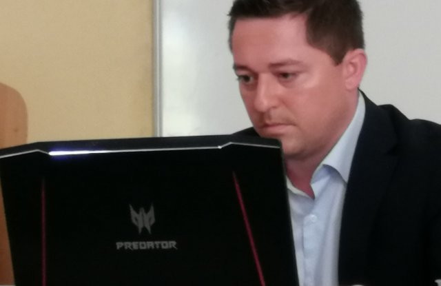 Шефът на етичните хакери обясни как за секунди се хаква телефон