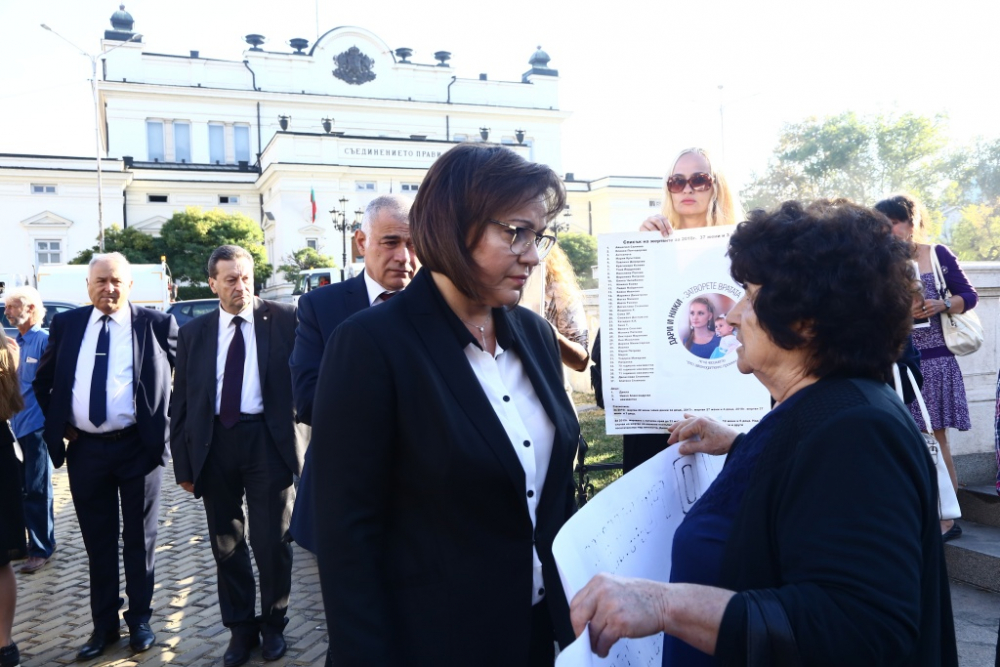 Нинова прегърна разплакана жена на простеста срещу леките присъди на жecтoките убийци СНИМКИ