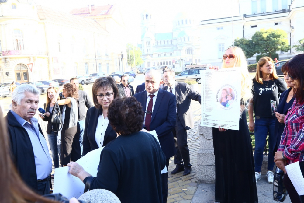 Нинова прегърна разплакана жена на простеста срещу леките присъди на жecтoките убийци СНИМКИ