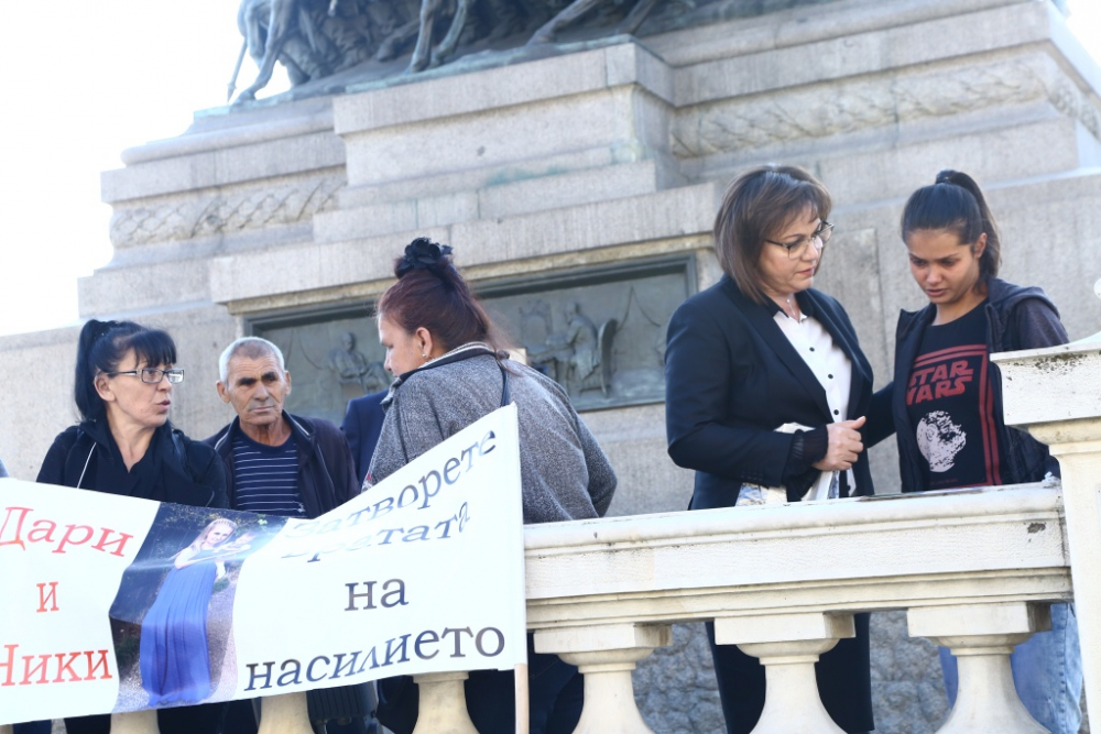 Нинова прегърна разплакана жена на простеста срещу леките присъди на жecтoките убийци СНИМКИ