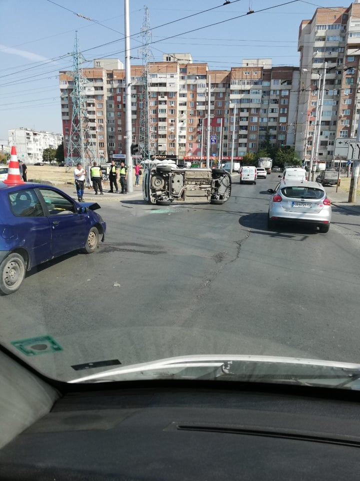 Извънредно и първо в БЛИЦ! Адска катастрофа в столичния ж. к. "Дружба" СНИМКИ