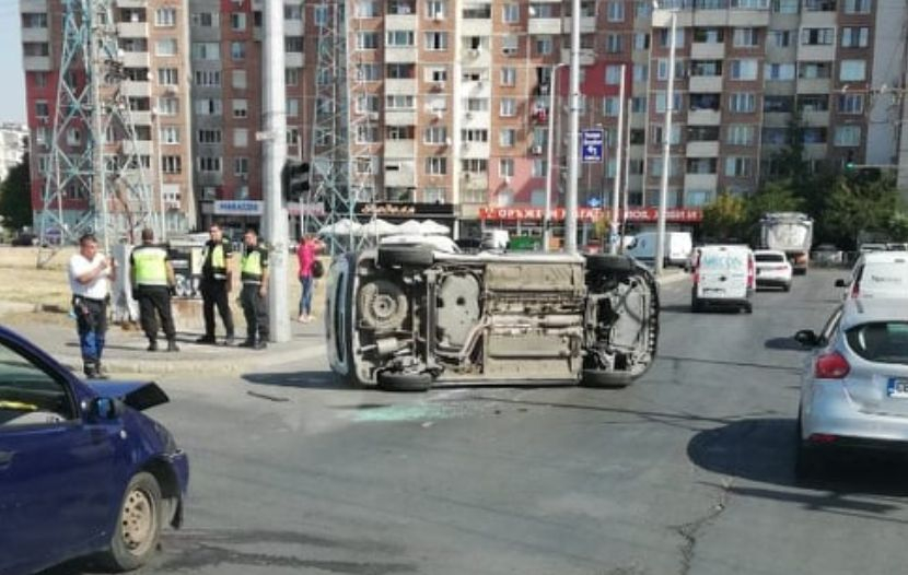 Извънредно и първо в БЛИЦ! Адска катастрофа в столичния ж. к. "Дружба" СНИМКИ
