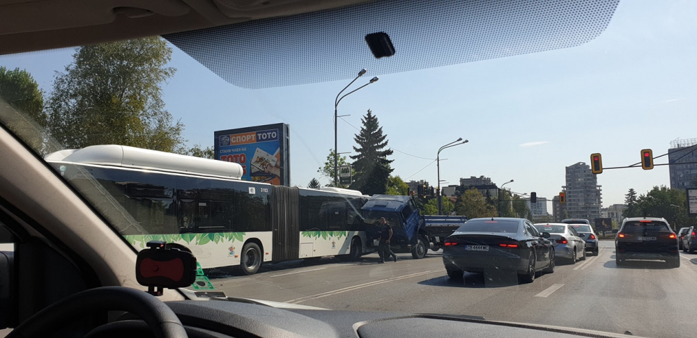 Зрелищна катастрофа на натоварено кръстовище в София СНИМКИ