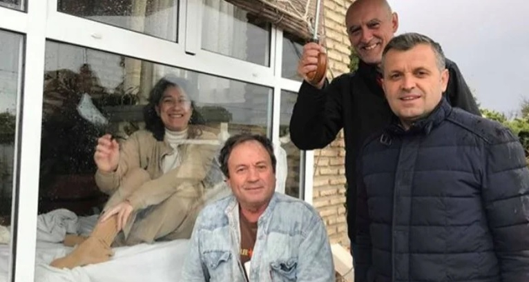 Жена живее от 13 години в стъклена камера и общува с роднините си само два пъти годишно