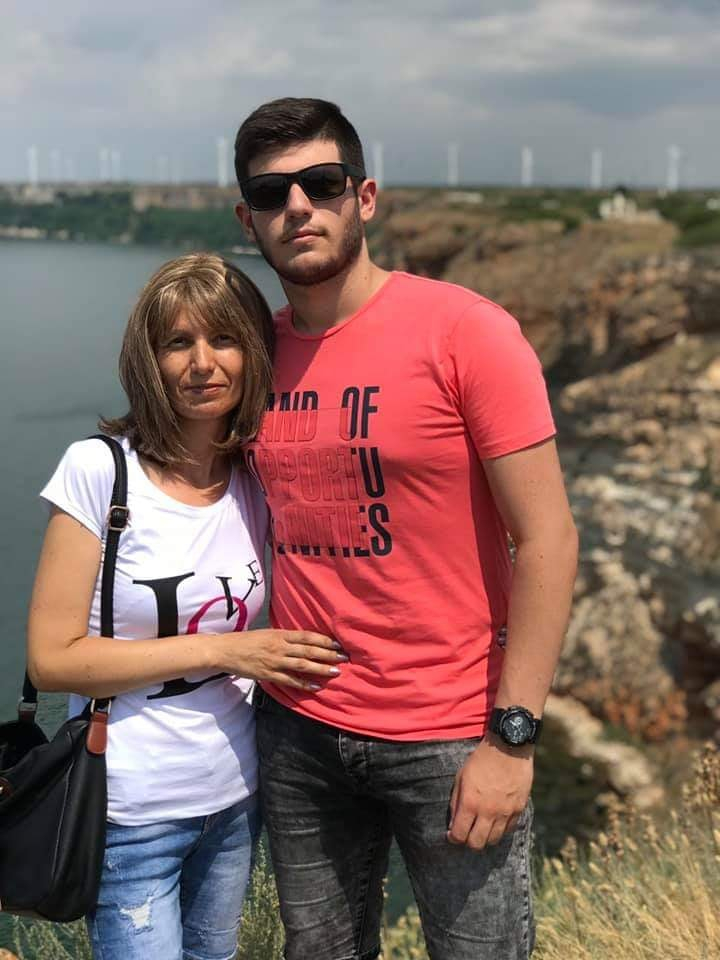 Млад българин разплака мрежата с покъртителна молба за майка си 