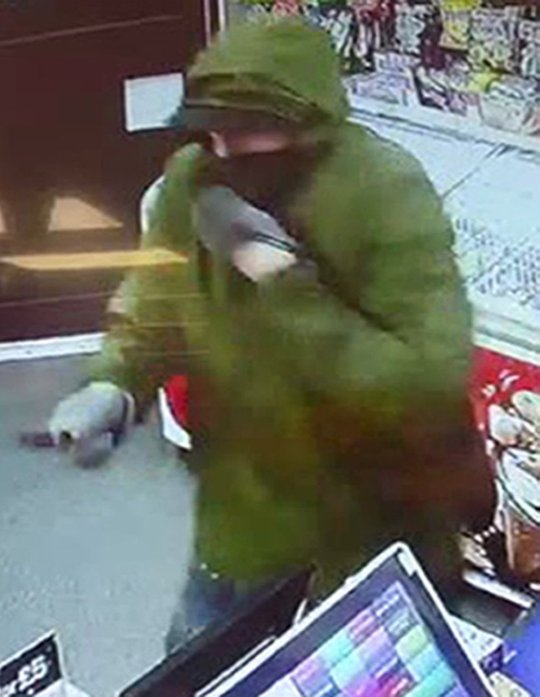 11-годишна разказа играта на въоръжен апаш в хранителен магазин ВИДЕО