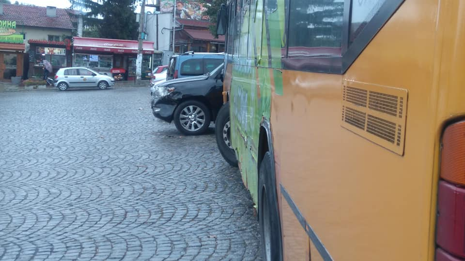 Автобус отнесе паркирани коли в Драгалевци СНИМКИ