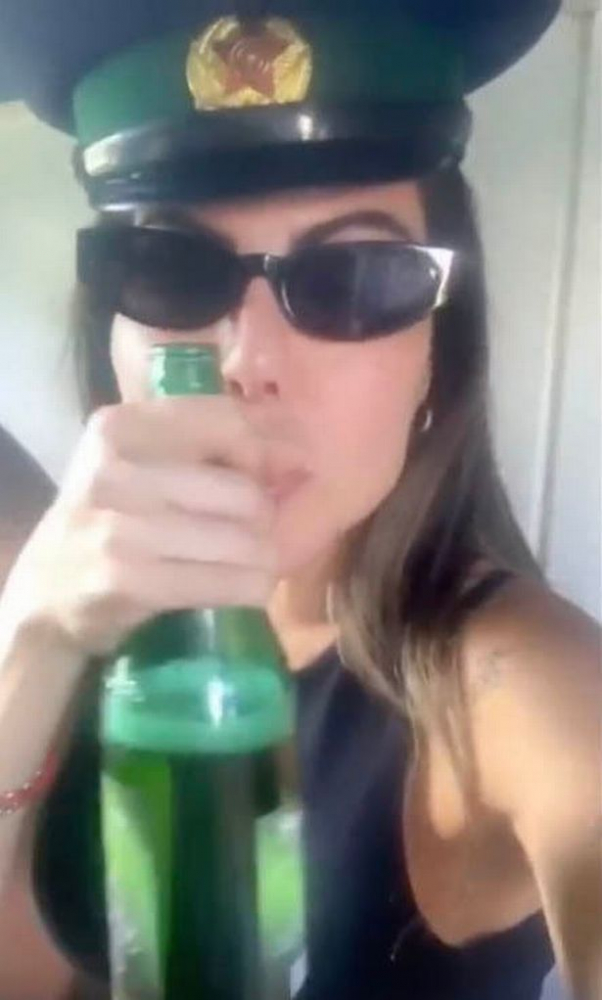 Моделка се съблече гола и се изгаври с Ким Чен Ун ВИДЕО 18+