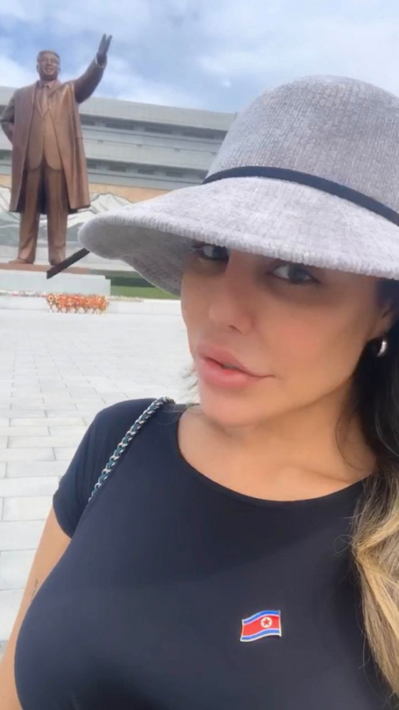 Моделка се съблече гола и се изгаври с Ким Чен Ун ВИДЕО 18+