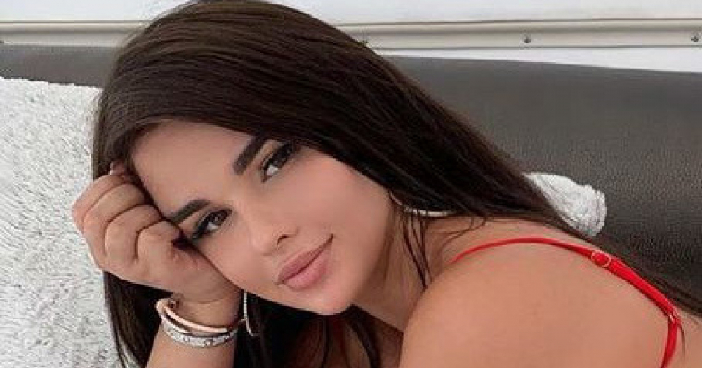 Руската Ким Кардашиян показа дупе в супер малки бански СНИМКИ 18+