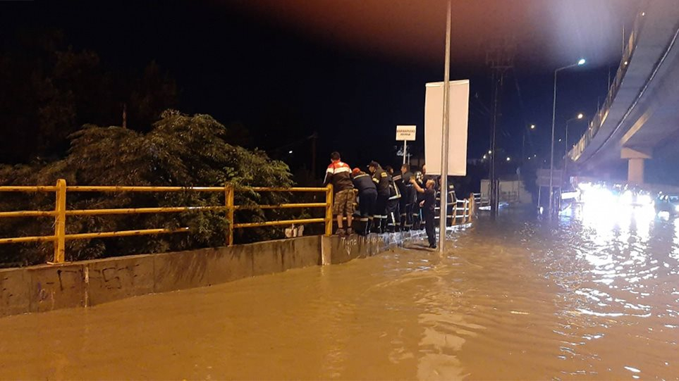 Внимание, туристи: Порои удавиха Солун нощес, пътищата под вода! ВИДЕО
